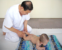 骨盤調整法による赤ちゃんへの施術